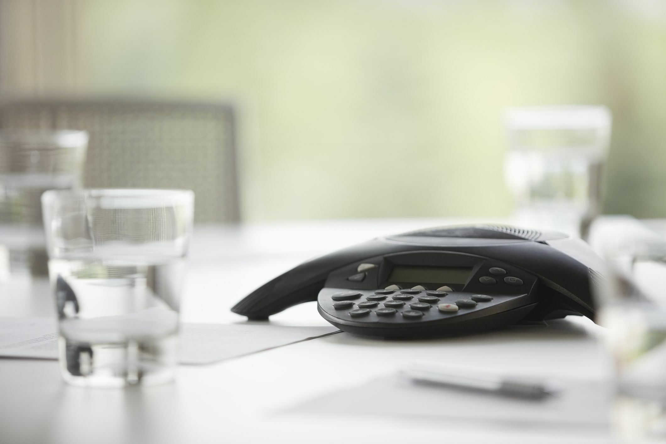 Konferenztelefon auf Bürotisch